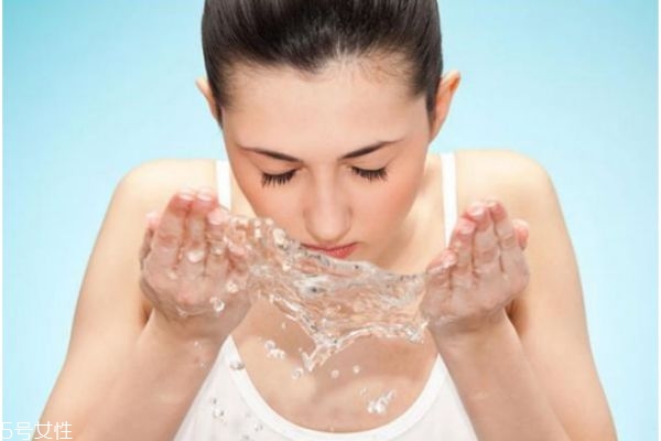 洗完臉后先涂水還是乳 正確順序在這 洗完臉后先涂水還是乳 正確順序在這