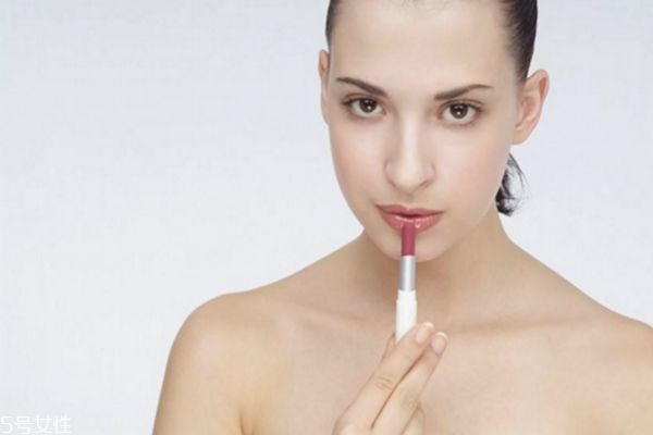 化妝前應該用什么 化妝之前臉部要涂些什么 化妝前應該用什么 化妝之前臉部要涂些什么