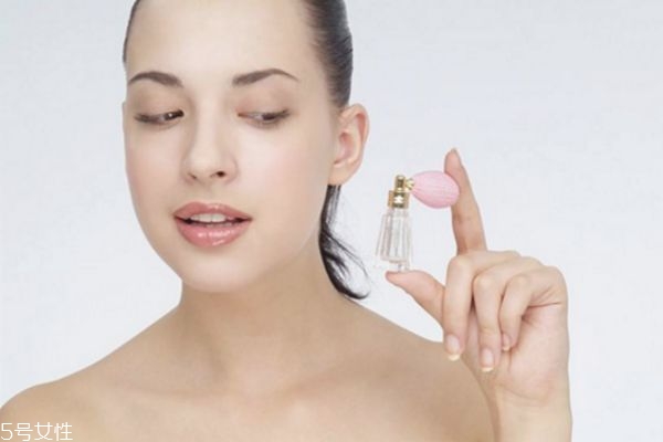 化妝前應該用什么 化妝之前臉部要涂些什么 化妝前應該用什么 化妝之前臉部要涂些什么