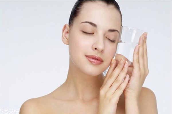 化妝前應該用什么 化妝之前臉部要涂些什么 化妝前應該用什么 化妝之前臉部要涂些什么