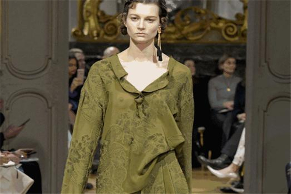 橄欖綠適合暗黃皮膚嗎 亞洲人超適合 橄欖綠適合暗黃皮膚嗎 亞洲人超適合