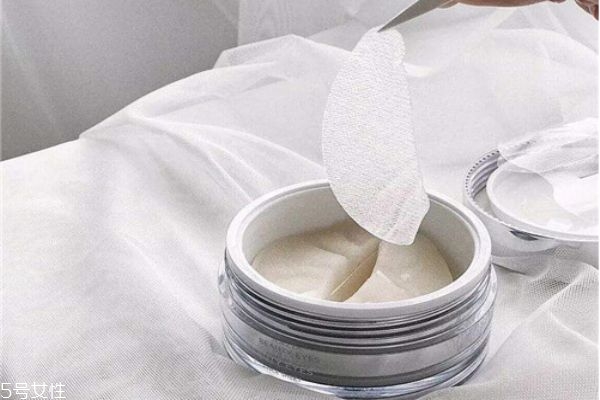 貼眼膜前要擦水乳嗎 敷眼膜步驟 貼眼膜前要擦水乳嗎 敷眼膜步驟