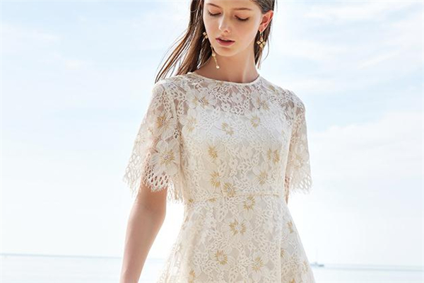 蕾絲裙什么顏色好看 時髦又百搭 蕾絲裙什么顏色好看 時髦又百搭
