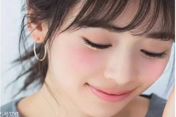 粉底和遮瑕哪個先用 粉底和遮瑕順序 粉底和遮瑕哪個先用 粉底和遮瑕順序