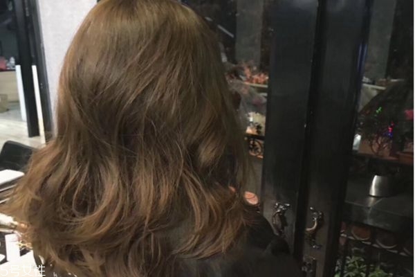 蜂蜜茶色適合什么膚色 蜜茶色適合人群 蜂蜜茶色適合什么膚色 蜜茶色適合人群