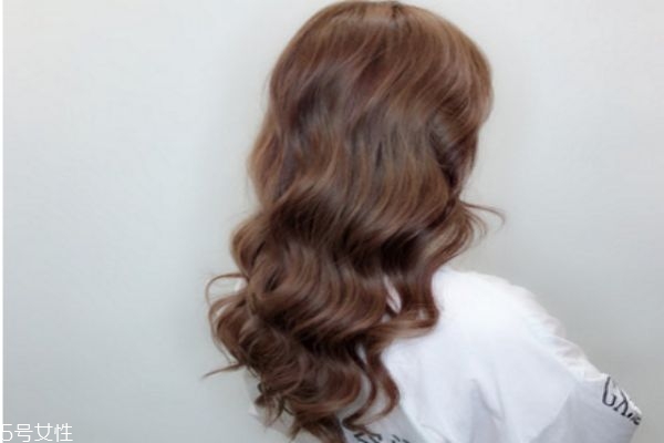 蜂蜜茶色適合什么膚色 蜜茶色適合人群 蜂蜜茶色適合什么膚色 蜜茶色適合人群