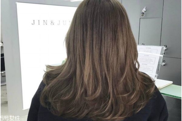 蜂蜜茶色適合什么膚色 蜜茶色適合人群 蜂蜜茶色適合什么膚色 蜜茶色適合人群