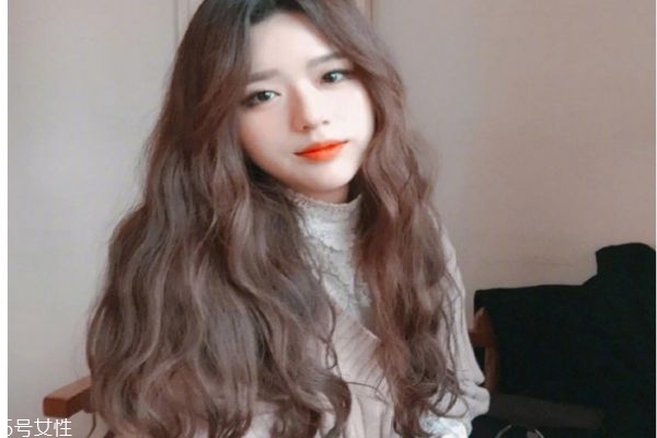 蜂蜜茶色適合什么膚色 蜜茶色適合人群 蜂蜜茶色適合什么膚色 蜜茶色適合人群