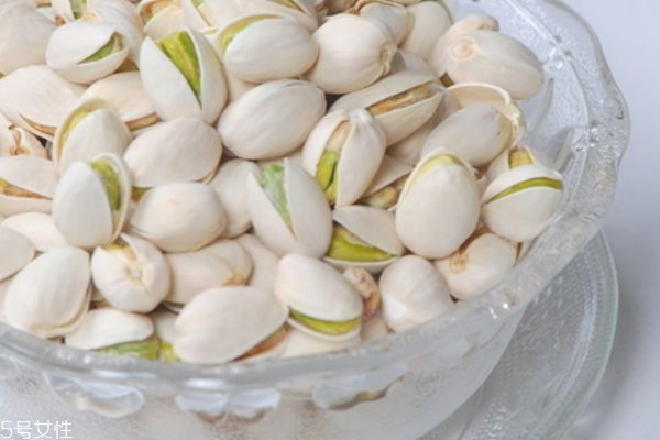 怎么辨別開心果的優(yōu)劣 三招挑出最美味的開心果 怎么辨別開心果的優(yōu)劣 三招挑出最美味的開心果