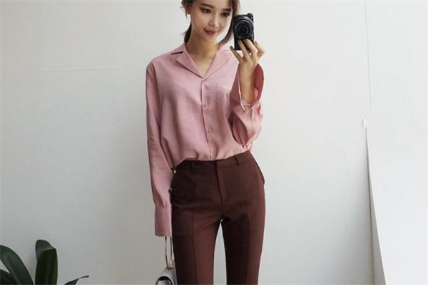 粉色襯衫配什么褲子 春季浪漫搭配 粉色襯衫配什么褲子 春季浪漫搭配