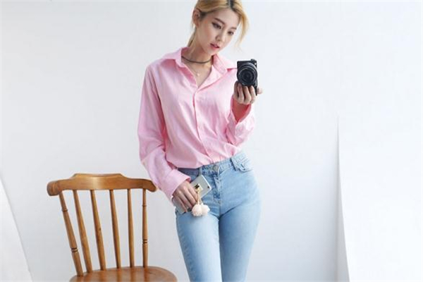 粉色襯衫配什么褲子 春季浪漫搭配 粉色襯衫配什么褲子 春季浪漫搭配