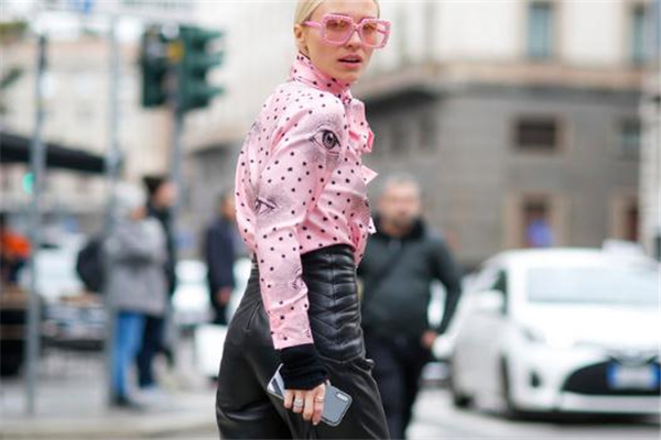 粉色襯衫配什么褲子 春季浪漫搭配 粉色襯衫配什么褲子 春季浪漫搭配