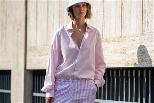 粉色襯衫配什么褲子 春季浪漫搭配 粉色襯衫配什么褲子 春季浪漫搭配