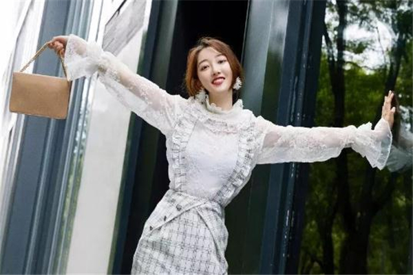 宮廷風(fēng)襯衫怎么搭配 早春華麗穿搭 宮廷風(fēng)襯衫怎么搭配 早春華麗穿搭