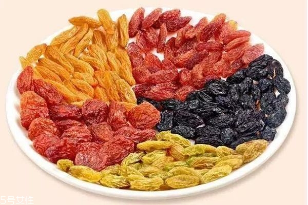 不同顏色葡萄干的區(qū)別 不同顏色葡萄干功效 不同顏色葡萄干的區(qū)別 不同顏色葡萄干功效