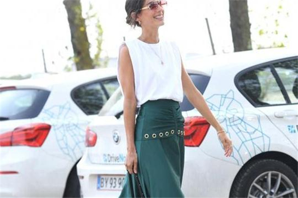 緞面半裙怎么搭上衣 緞面半身裙搭配攻略 緞面半裙怎么搭上衣 緞面半身裙搭配攻略