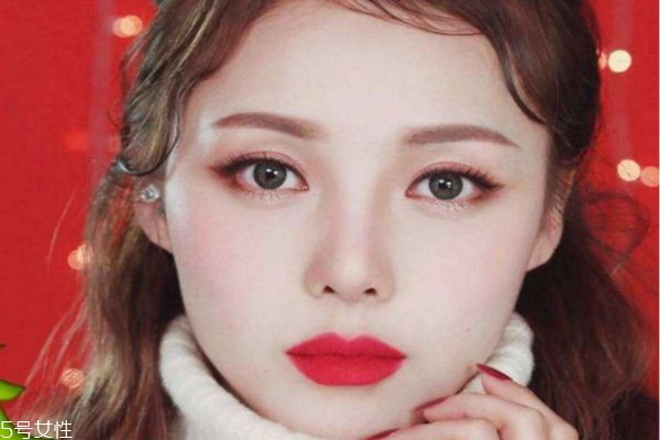 先畫眼妝還是先戴美瞳 先戴美瞳還是先化眼妝 先畫眼妝還是先戴美瞳 先戴美瞳還是先化眼妝