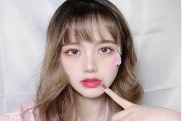 先畫眼妝還是先戴美瞳 先戴美瞳還是先化眼妝 先畫眼妝還是先戴美瞳 先戴美瞳還是先化眼妝