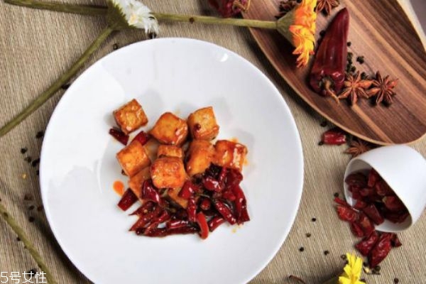 魚豆腐吃多了對(duì)身體好嗎 魚豆腐的危害 魚豆腐吃多了對(duì)身體好嗎 魚豆腐的危害