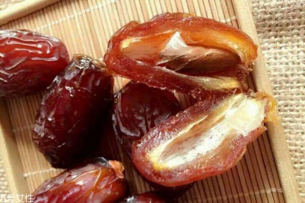 椰棗補(bǔ)血嗎 紅棗和椰棗哪個(gè)更補(bǔ)血 椰棗補(bǔ)血嗎 紅棗和椰棗哪個(gè)更補(bǔ)血