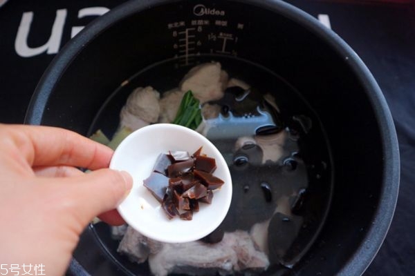 阿膠和什么一起燉比較好 阿膠燉什么最補血 阿膠和什么一起燉比較好 阿膠燉什么最補血