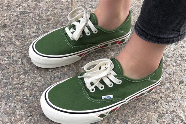vans小草莓真假對比 vans草莓鞋真假鑒定 vans小草莓真假對比 vans草莓鞋真假鑒定