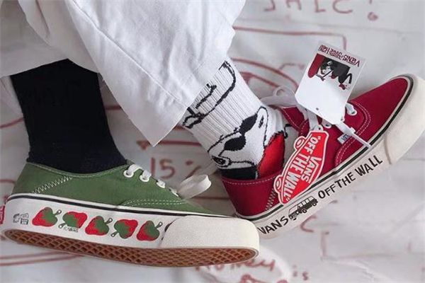 vans小草莓真假對比 vans草莓鞋真假鑒定 vans小草莓真假對比 vans草莓鞋真假鑒定