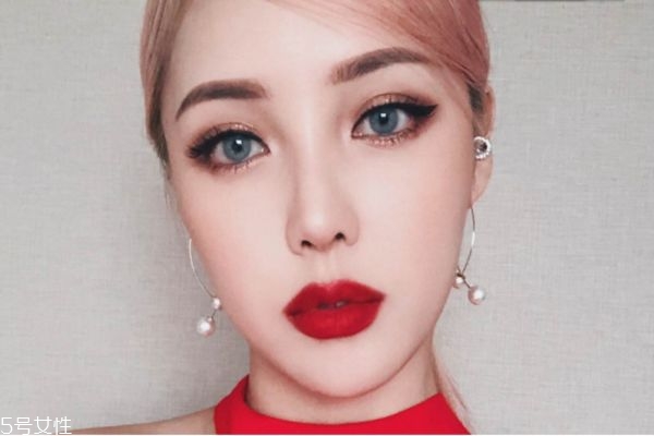 美瞳戴多久就要摘下來 美瞳不宜長時間佩戴 美瞳戴多久就要摘下來 美瞳不宜長時間佩戴