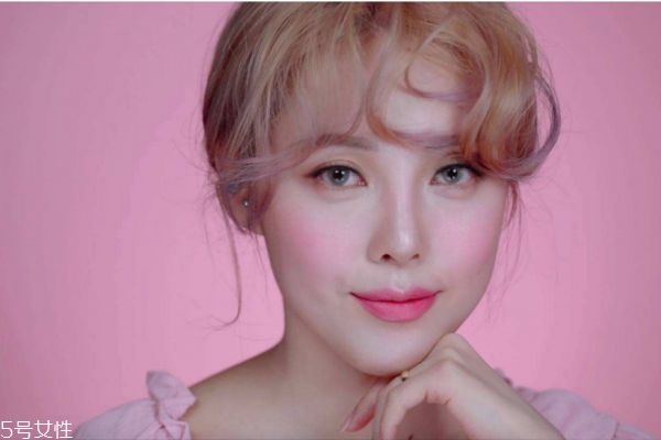 戴著美瞳睡覺(jué)會(huì)怎么樣 安全佩戴隱形眼鏡需要注意 戴著美瞳睡覺(jué)會(huì)怎么樣 安全佩戴隱形眼鏡需要注意