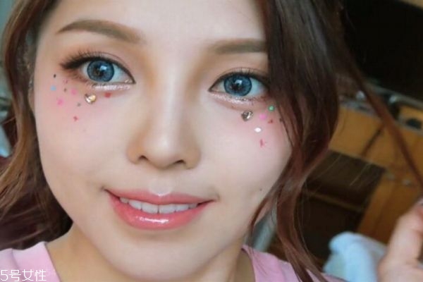 美瞳戴多久就要摘下來 美瞳不宜長時間佩戴 美瞳戴多久就要摘下來 美瞳不宜長時間佩戴