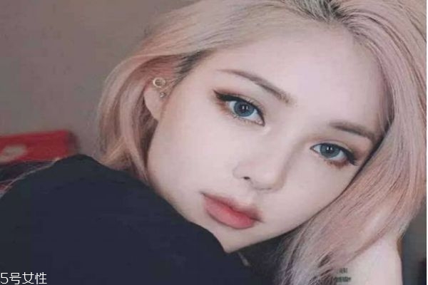 戴著美瞳睡覺(jué)會(huì)怎么樣 安全佩戴隱形眼鏡需要注意 戴著美瞳睡覺(jué)會(huì)怎么樣 安全佩戴隱形眼鏡需要注意