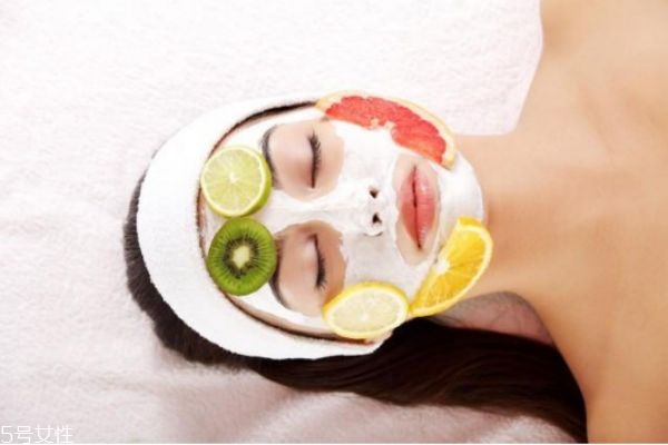 檸檬汁可以直接敷臉嗎 檸檬敷臉的正確方法 檸檬汁可以直接敷臉嗎 檸檬敷臉的正確方法
