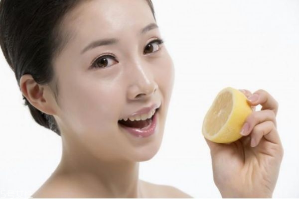 檸檬汁可以直接敷臉嗎 檸檬敷臉的正確方法 檸檬汁可以直接敷臉嗎 檸檬敷臉的正確方法