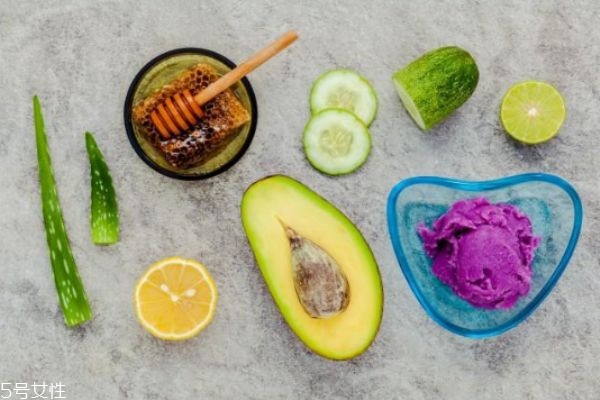 檸檬汁可以直接敷臉嗎 檸檬敷臉的正確方法 檸檬汁可以直接敷臉嗎 檸檬敷臉的正確方法