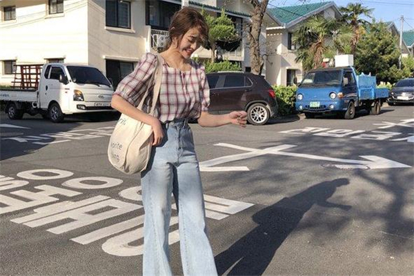 泡泡袖上衣配什么褲子 今夏流行穿搭 泡泡袖上衣配什么褲子 今夏流行穿搭