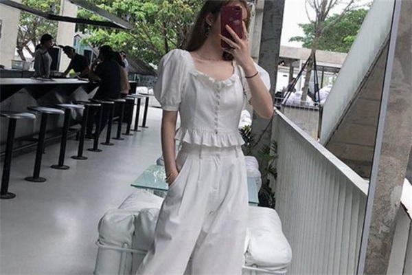 泡泡袖上衣配什么褲子 今夏流行穿搭 泡泡袖上衣配什么褲子 今夏流行穿搭