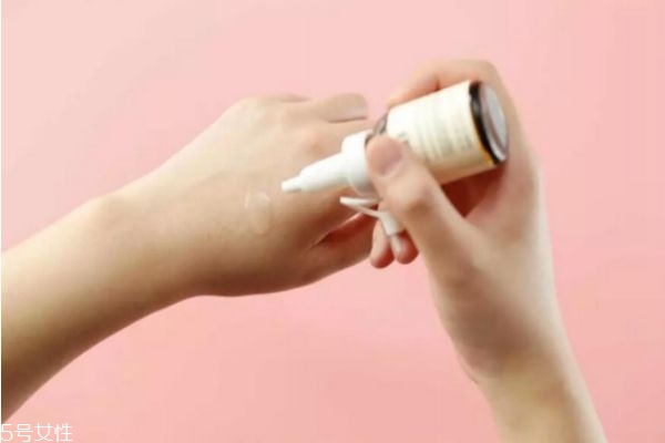 長痘期的需要用什么護(hù)膚品 長痘不要用什么護(hù)膚品 長痘期的需要用什么護(hù)膚品 長痘不要用什么護(hù)膚品