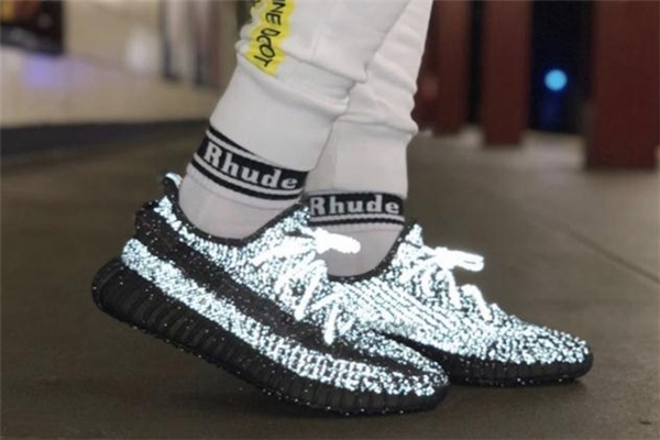 yeezy350黑色滿天星上腳效果 椰子滿天星黑色實物 yeezy350黑色滿天星上腳效果 椰子滿天星黑色實物