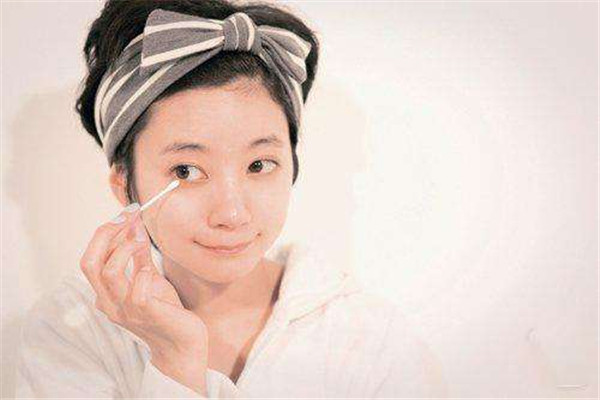 標(biāo)準(zhǔn)的卸妝步驟是怎么樣的 卸妝步驟 標(biāo)準(zhǔn)的卸妝步驟是怎么樣的 卸妝步驟