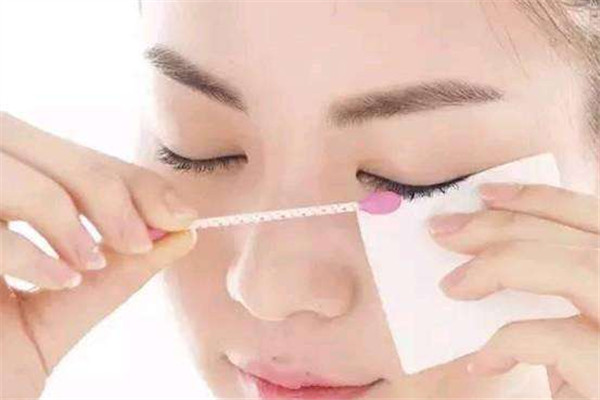 標(biāo)準(zhǔn)的卸妝步驟是怎么樣的 卸妝步驟 標(biāo)準(zhǔn)的卸妝步驟是怎么樣的 卸妝步驟