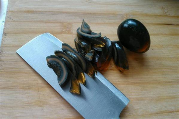 皮蛋怎么切不粘刀 皮蛋的切法 皮蛋怎么切不粘刀 皮蛋的切法