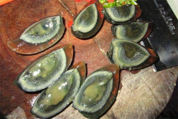 皮蛋怎么切不粘刀 皮蛋的切法 皮蛋怎么切不粘刀 皮蛋的切法