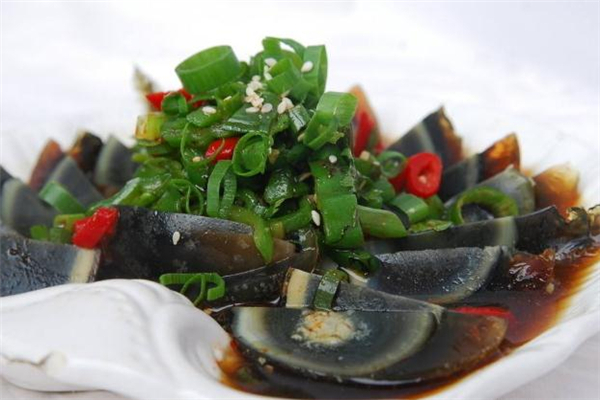 皮蛋怎么切不粘刀 皮蛋的切法 皮蛋怎么切不粘刀 皮蛋的切法