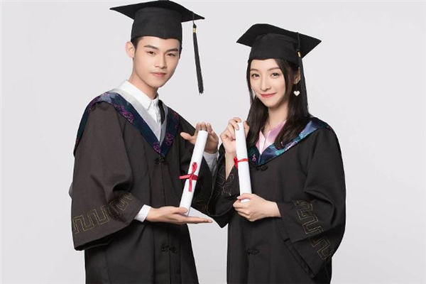 學(xué)士服怎么穿 學(xué)士服里面穿什么好看 學(xué)士服怎么穿 學(xué)士服里面穿什么好看