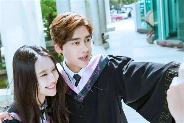 學(xué)士服怎么穿 學(xué)士服里面穿什么好看 學(xué)士服怎么穿 學(xué)士服里面穿什么好看