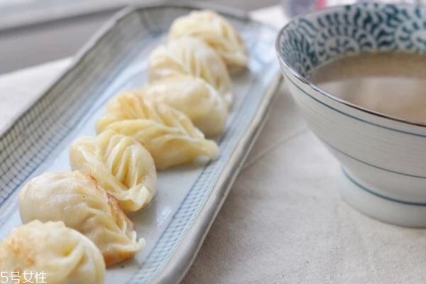 餃子的包法有哪些 學(xué)包餃子的捏法 餃子的包法有哪些 學(xué)包餃子的捏法