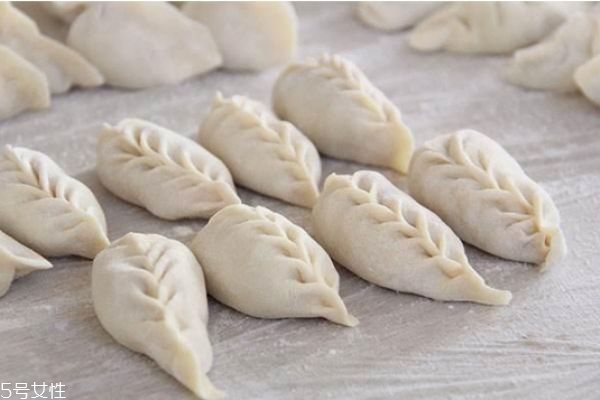 餃子的包法有哪些 學(xué)包餃子的捏法 餃子的包法有哪些 學(xué)包餃子的捏法