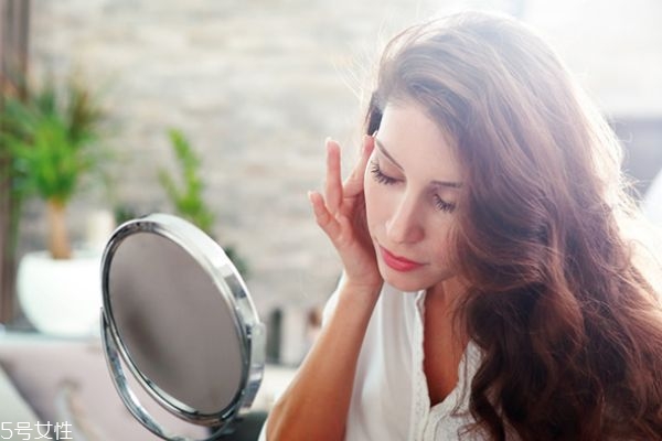 如何正確去角質(zhì) 去角質(zhì)的步驟 如何正確去角質(zhì) 去角質(zhì)的步驟