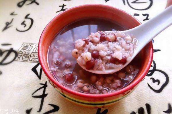 紅豆薏米粥可以放糖嗎 紅豆薏米粥什么時(shí)候放糖 紅豆薏米粥可以放糖嗎 紅豆薏米粥什么時(shí)候放糖