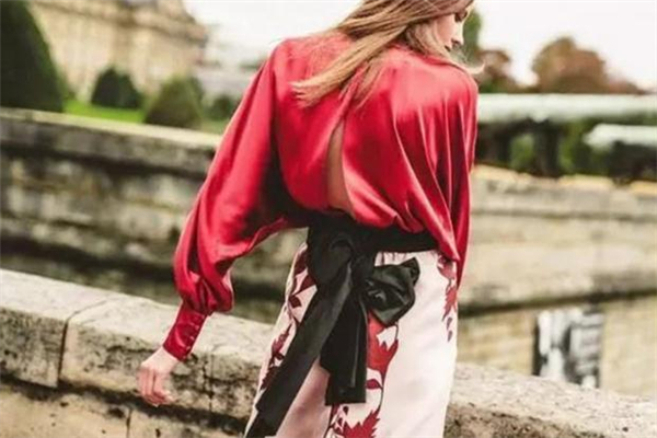 絲綢襯衫怎么搭配 打造高級時髦感 絲綢襯衫怎么搭配 打造高級時髦感